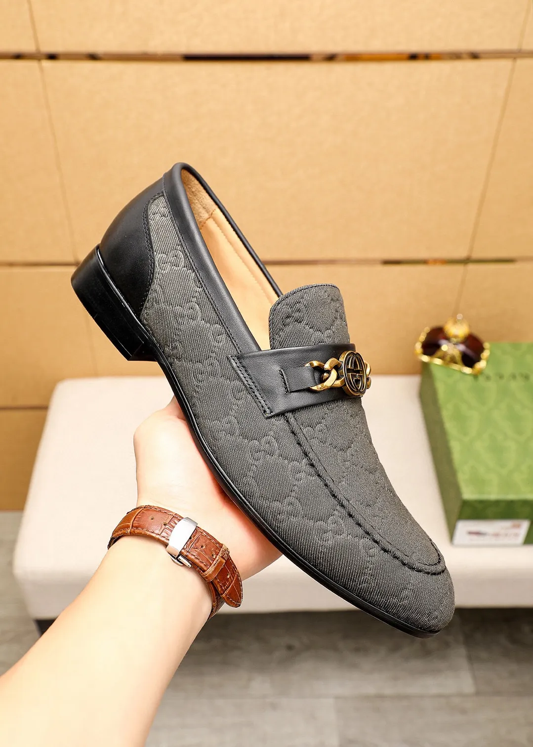 Men's shoes 💰462 💐 Product trademark: GUCCI "Gucci" casual leather shoes Regular size: 38-44 (45.46.47🉑️Customized) Product materials: Selected imported first-layer fabric upper + luxury hardware buckle, imported cowhide leather lining. Strong three-dimensional visual effect, original outsole Color: 3⃣️colors available